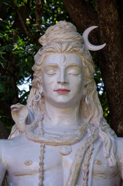 Hint tanrısı Shiva 'nın heykeli, Ganj nehrinin yakınındaki Hindu putu, Rishikesh, Hindistan. Gang nehrinin yakınındaki heykel tezgahı, kapatın.
