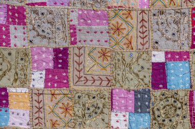 Hindistan 'daki eski renkli yama halısını detaylandır. Kapat.