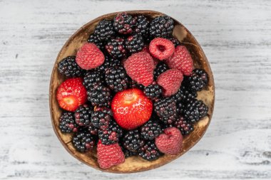 Taze organik böğürtlen, çilek ve ahududu, yaklaşın. Üst manzara böğürtlen, çilek, ahududu ve meyve suyu