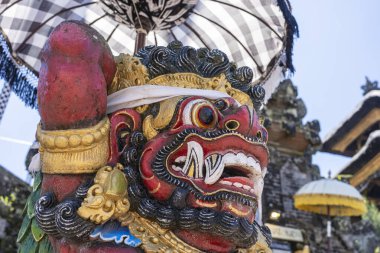 Sokak tapınağında geleneksel Balili iblis heykeli. Endonezya, Bali Adası. Kapat.