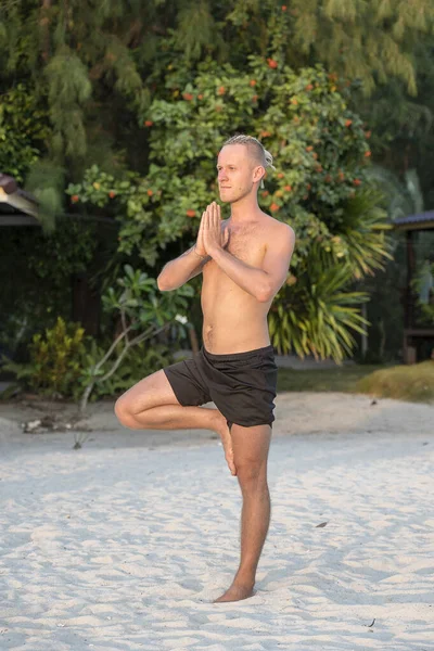 Jeune Homme Avec Dreadlocks Faire Yoga Sur Une Plage Tropicale — Photo