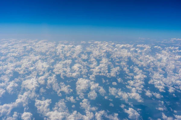 Weiße Wolken Und Blauer Himmel Ein Blick Aus Dem Flugzeugfenster — Stockfoto