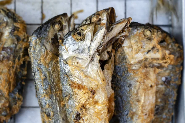 Vendedor Rua Tailandês Vende Peixe Marinho Grelhado Mercado Comida Rua — Fotografia de Stock