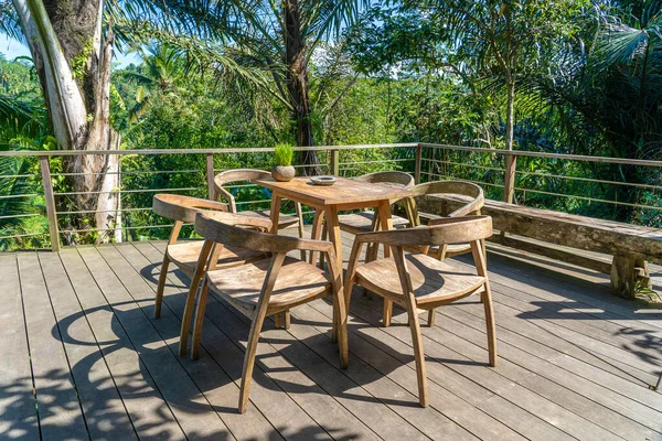 Holztisch Und Stühle Einem Leeren Tropischen Café Neben Reisterrassen Auf — Stockfoto