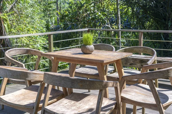 Mesa Madera Sillas Café Tropical Vacío Junto Terrazas Arroz Isla — Foto de Stock