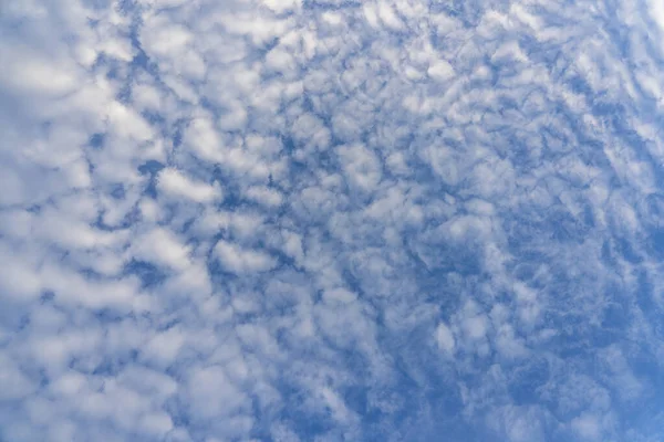 Λευκά Σύννεφα Πάνω Από Τον Γαλάζιο Ουρανό Έννοια Της Φύσης — Φωτογραφία Αρχείου