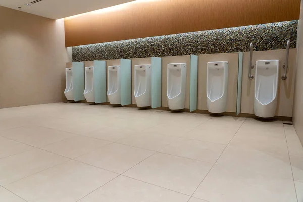 Een Rij Witte Urinoirs Een Betegelde Muur Een Openbaar Toilet — Stockfoto