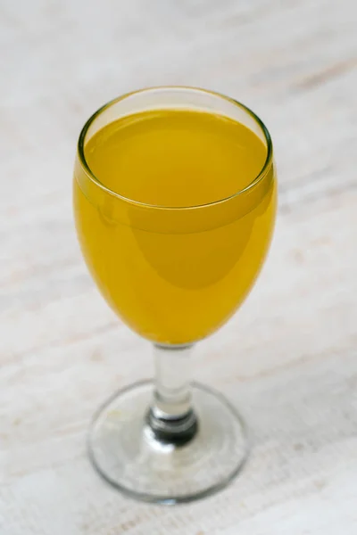 能量滋补饮料与姜黄 柠檬和蜂蜜在玻璃 白色木制背景 健康饮食的概念 — 图库照片