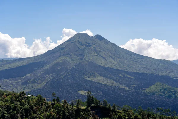 熱帯の島バリ島で活発なインドネシア火山のバトル インドネシア バリのキンタマニ村の視点でのバトゥール山の風景 — ストック写真