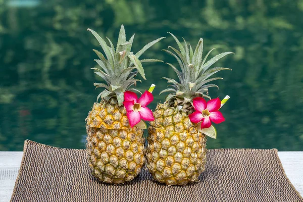 Pina Colada Cocktail Färska Två Ananas Frukter Nära Poolen Närbild — Stockfoto