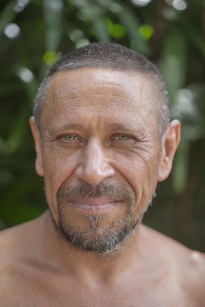 Retrato Hombre Feliz Caucásico Descansando Sobre Fondo Hojas Verdes Jardín —  Fotos de Stock