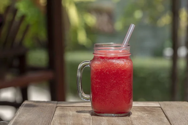 Smoothie Melancia Orgânica Fresca Caneca Vidro Mesa Perto Bebida Refrescante — Fotografia de Stock