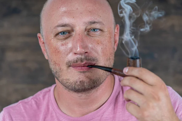 Mann Raucht Pfeife Porträt Eines Mannes Mittleren Alters Haus Schlechte — Stockfoto