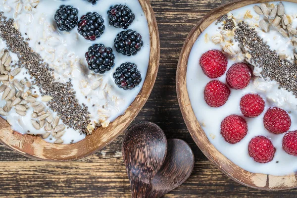 Smoothie Kókuszos Tálban Szederrel Málnával Zabpehellyel Napraforgómaggal Chia Maggal Reggelire — Stock Fotó