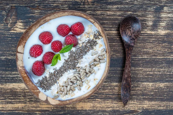 Smoothie Kokosskål Med Hallon Havregryn Solrosfrön Och Chiafrön Till Frukost — Stockfoto