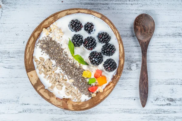 Smoothie Kókuszos Tálban Szederrel Zabpehellyel Napraforgómaggal Chia Maggal Reggelire Közelről — Stock Fotó