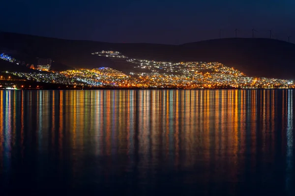 Ege Türk Kenti Didim Gece Manzarası Deniz Suyunda Parlayan Işıkların — Stok fotoğraf