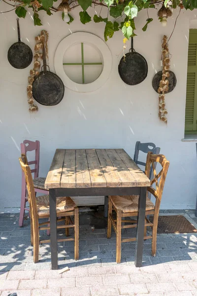 Μπροστά Άποψη Του Μικρού Εξωτερικού Cafe Τραπέζι Και Άδειες Καρέκλες — Φωτογραφία Αρχείου