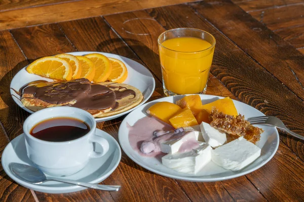 木製のテーブルの上で多くの料理や飲み物の朝食を閉じます 食のコンセプト — ストック写真