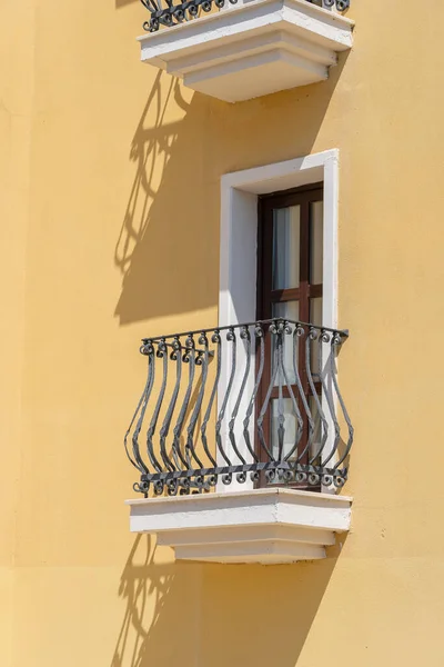 Finestre Con Balcone Sulla Facciata Dell Edificio Con Ornamenti Ghisa — Foto Stock