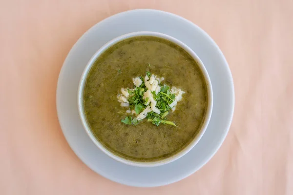 Sopa Creme Verde Espinafre Com Queijo Salsa Fresca Tigela Branca — Fotografia de Stock