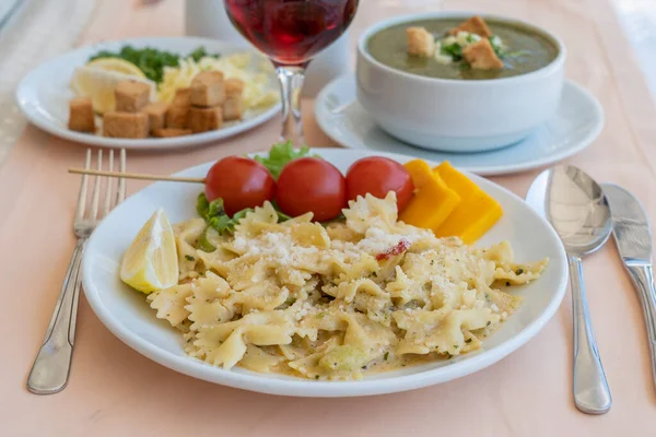 Pasta Farfalle Com Tomate Cereja Queijo Prato Branco Close — Fotografia de Stock