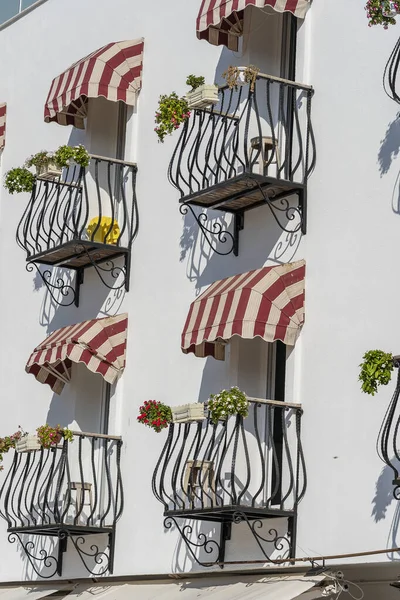 Fönster Med Balkong Byggnadsfasad Med Gjutjärnsprydnader Bodrum Turkiet — Stockfoto