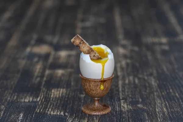 Huevo Blando Hervido Taza Huevo Con Rebanada Pan Tostado Sobre — Foto de Stock