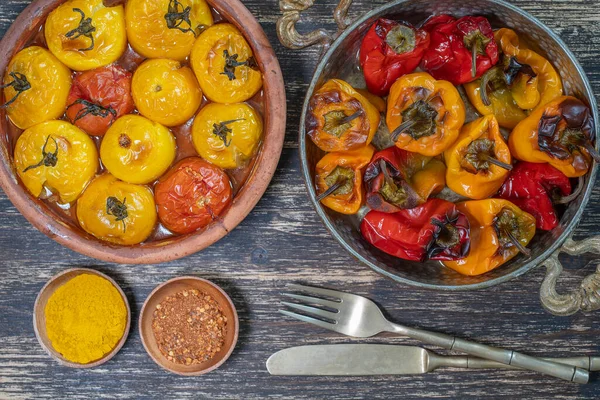 Gebakken Rode Gele Tomaat Paprika Tomaten Paprika Een Ovenschaal Een — Stockfoto