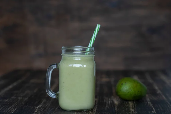 Smoothie Verde Fresco Abacate Banana Mel Caneca Vidro Fundo Madeira — Fotografia de Stock