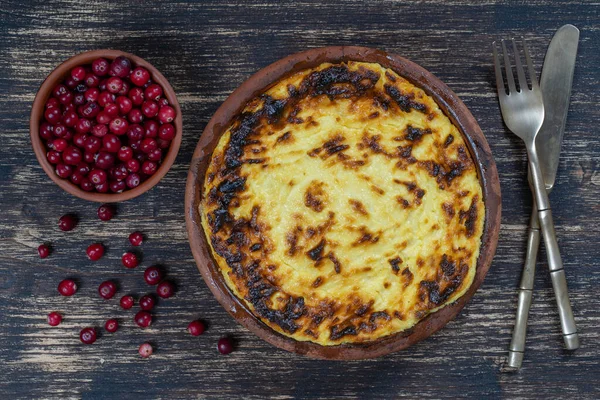 Zoete Cottage Kaas Ovenschotel Met Rozijnen Griesmeel Houten Tafel Keramische — Stockfoto