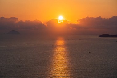 Hon Chong Burnu, Nha Trang, Khanh Hoa Eyaleti, Vietnam 'da manzara gündoğumu. Seyahat ve doğa kavramı. Sabah gökyüzü, bulutlar, güneş ve deniz suyu