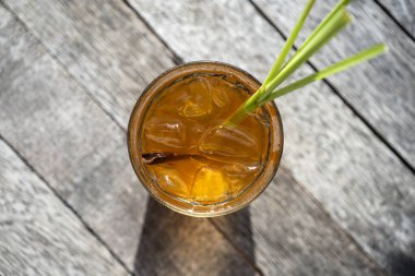 Sağlıklı, ferahlatıcı bir tarçın ve ahşap bir masada limon otu sapları, üst manzara, kapat