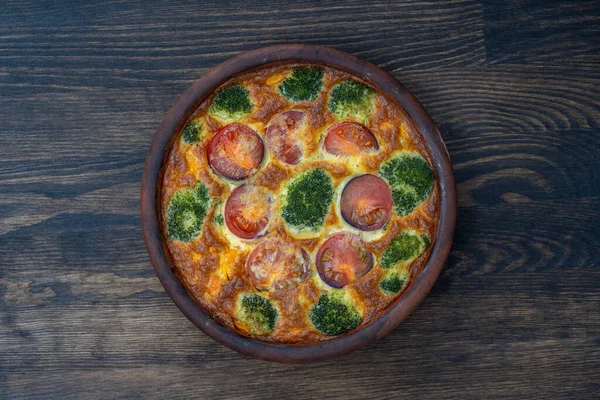 Keramická Mísa Zeleninovou Frittatou Jednoduché Vegetariánské Jídlo Frittata Vejcem Rajčaty — Stock fotografie