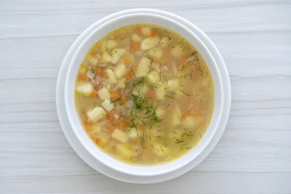ニンジンと新鮮な魚のスープ ジャガイモと玉ねぎホワイトプレートに 閉じます おいしいディナーはマグロと魚のスープで構成されています トップ表示 — ストック写真