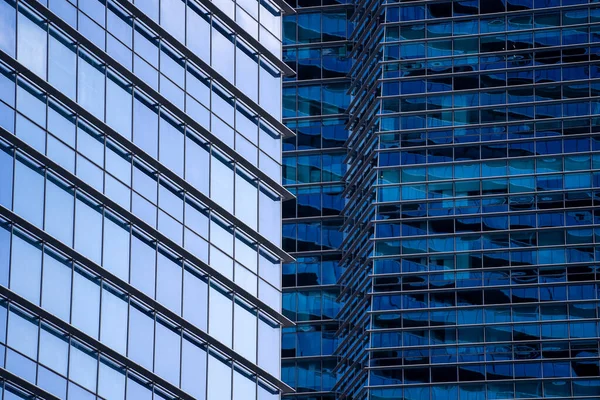 新加坡街道上高耸的玻璃摩天大楼 办公室窗口背景 — 图库照片