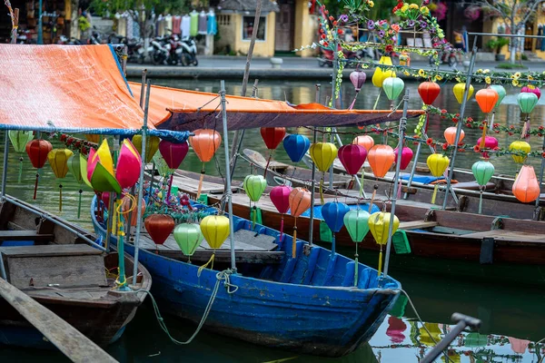 Uitzicht Houten Boten Met Kleurrijke Lantaarns Het Rivierwater Oude Stad — Stockfoto