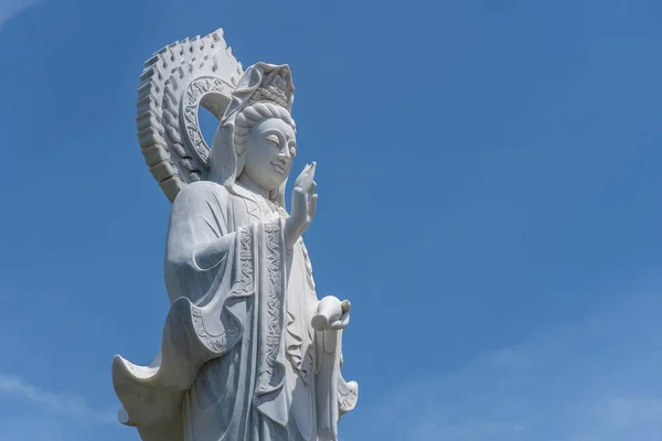 Détail Statue Lady Buddha Dans Temple Bouddhiste Fond Bleu Ciel — Photo