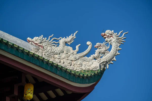 Скульптура Дракона Крыше Буддийского Храма Голубое Небо Дананге Вьетнам Закрыть — стоковое фото