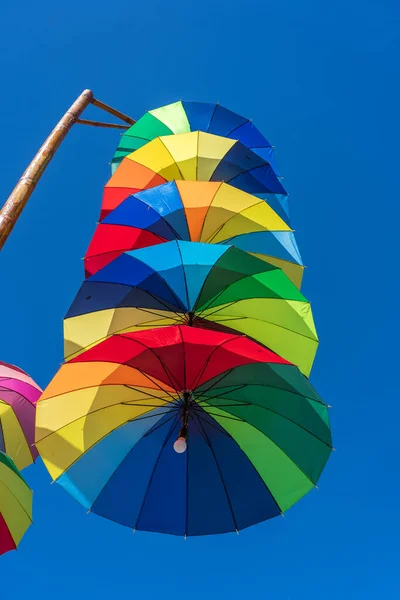 Straatlampen Versierd Met Kleurrijke Paraplu Hangen Een Pilaar Straat Tegen — Stockfoto