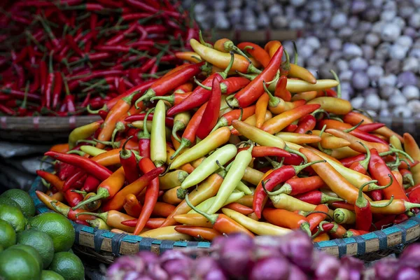 Pimientos Dulces Anaranjados Amarillos Rojos Venta Mercado Callejero Alimentos Casco — Foto de Stock