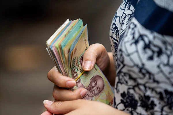 Wietnamka Trzyma Ręku Pieniądze Papieru Wietnamskiego Rynku Zbliżenie — Zdjęcie stockowe