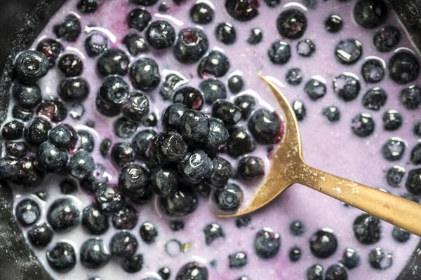 Blaubeeren Und Milch Einer Schwarzen Schüssel Aus Nächster Nähe Gesundes — Stockfoto