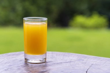 Mangodan tropikal meyve suyu ve avludaki ahşap masaya tutkulu meyve suyu. Yaklaş, Tanzanya, Doğu Afrika, kopyalama alanı.