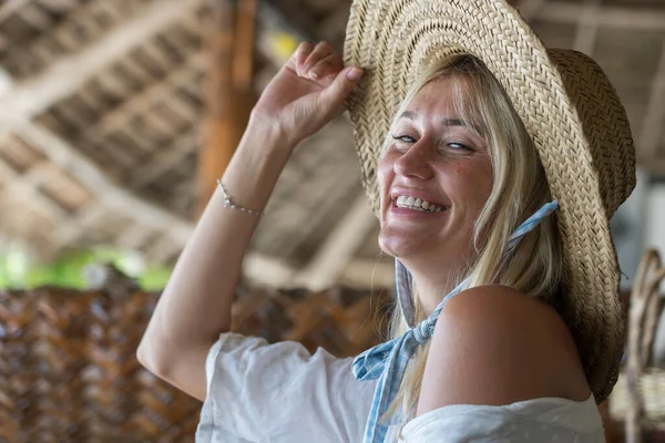 Feliz Hermosa Mujer Joven Sombrero Paja Una Playa Tropical Retrato —  Fotos de Stock