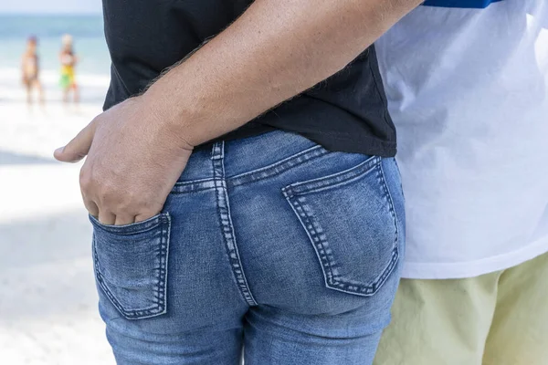 Man Kramar Flicka Och Lägger Handen Hans Jeans Ficka Tropisk — Stockfoto