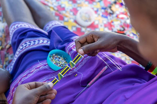 Herstellung Von Handgefertigtem Schmuck Masai Afrikanische Frauenhände Von Oben Betrachtet — Stockfoto