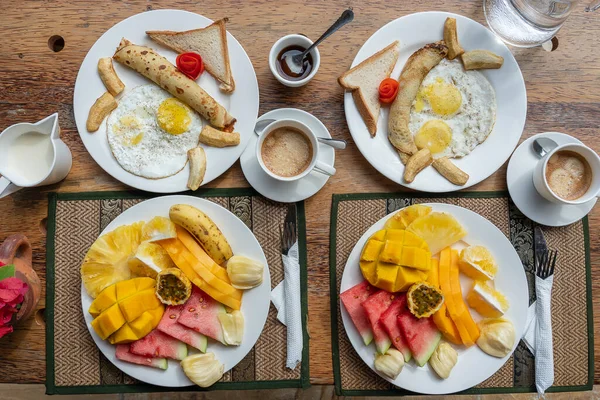 Тропический Завтрак Фруктов Кофе Яичницы Бананового Блина Двоих Пляже Возле — стоковое фото