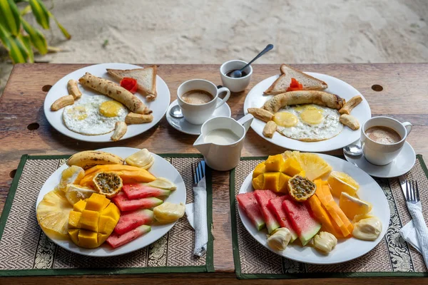 Café Manhã Tropical Frutas Café Ovos Mexidos Panqueca Banana Para — Fotografia de Stock