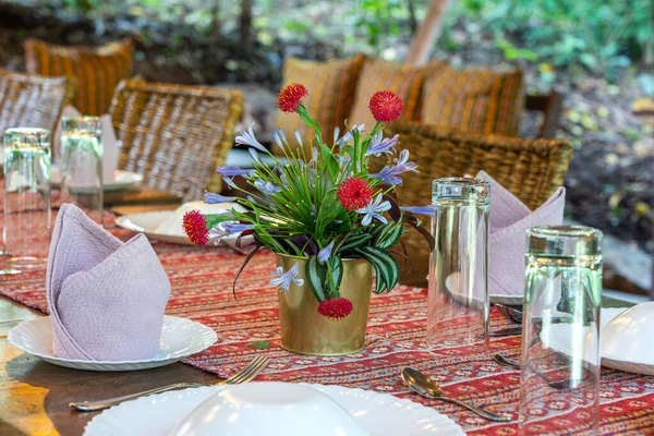 Serviert Tisch Und Rattanstühle Einer Leeren Restaurant Terrasse Tansania Ostafrika — Stockfoto